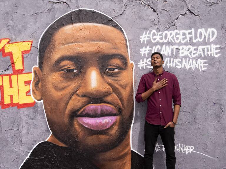 BERLIN, GERMANY - MAY 29: Citizens, came to Mauer Park, to inspect and to take photos in front of the mural of George Floyd, who died in police custody in Minneapolis of USA on Monday night, on May 29, 2020 in Berlin, Germany. The mural drawn by Dominican graffiti artist Jesus Cruz Artiles, also known with his nickname as EME Freethinker. (Photo by Abdulhamid Hosbas/Anadolu Agency via Getty Images)