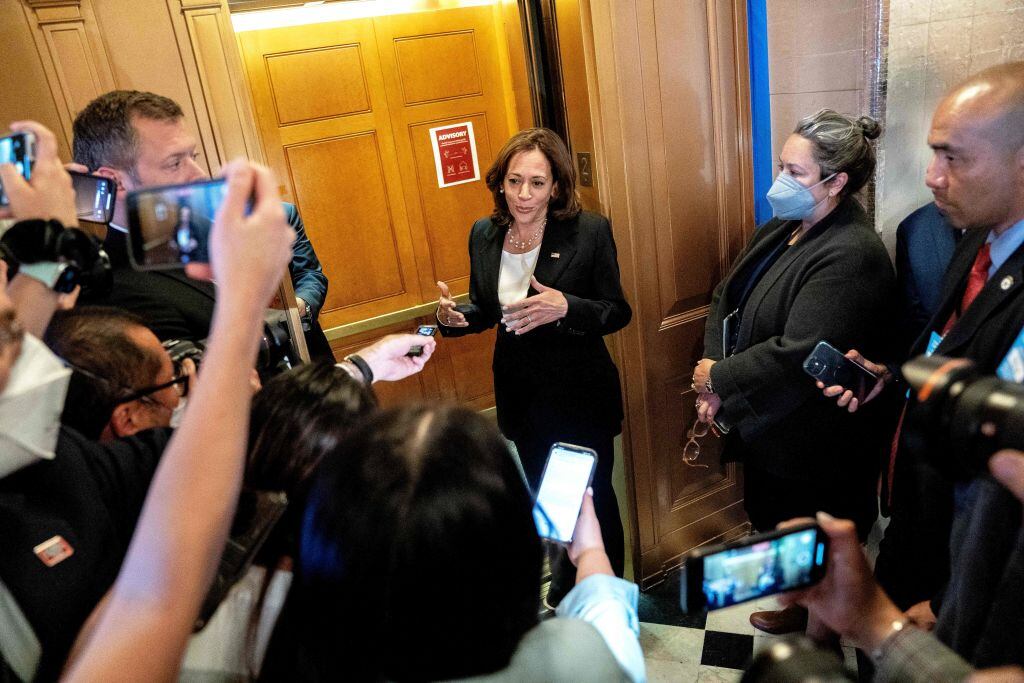 La vicepresidenta de EEUU, Kamala Harris, al interior del senado