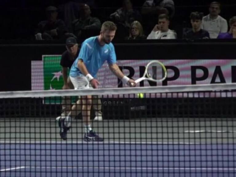 Otra de Moutet: le sacó dos veces por abajo a Norrie, le ganó los dos puntos y se mofó como quiso del británico