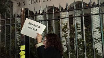 Manifestantes protestan fuera de sede UDI para exigir la renuncia de Javier Macaya al Senado tras revocación de prisión preventiva a su padre