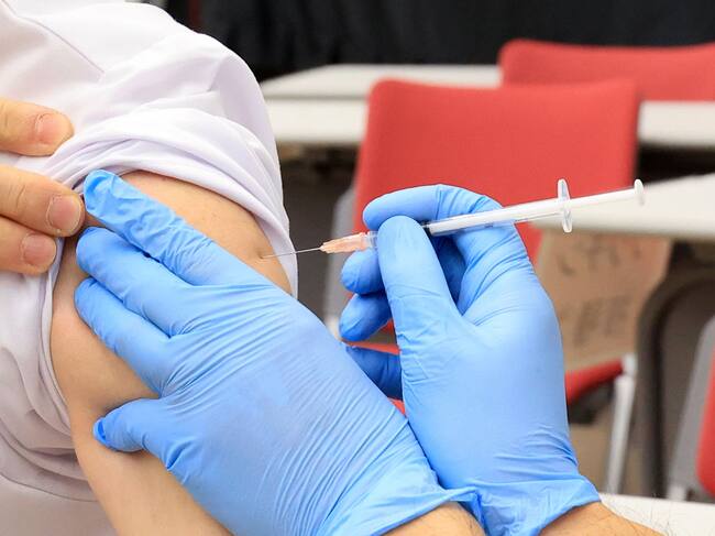 Un trabajador médico recibe la vacuna del Covid-19 en Japón