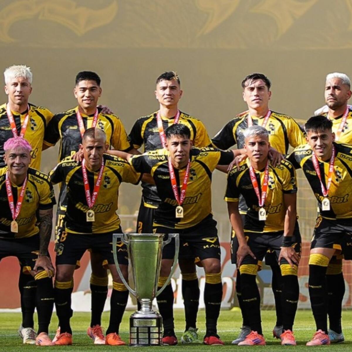 Lujos de campeón: Coquimbo Unido luce sus trofeos y medallas antes de medirse con La Serena