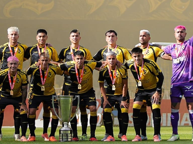 Lujos de campeón: Coquimbo Unido luce sus trofeos y medallas antes de medirse con La Serena