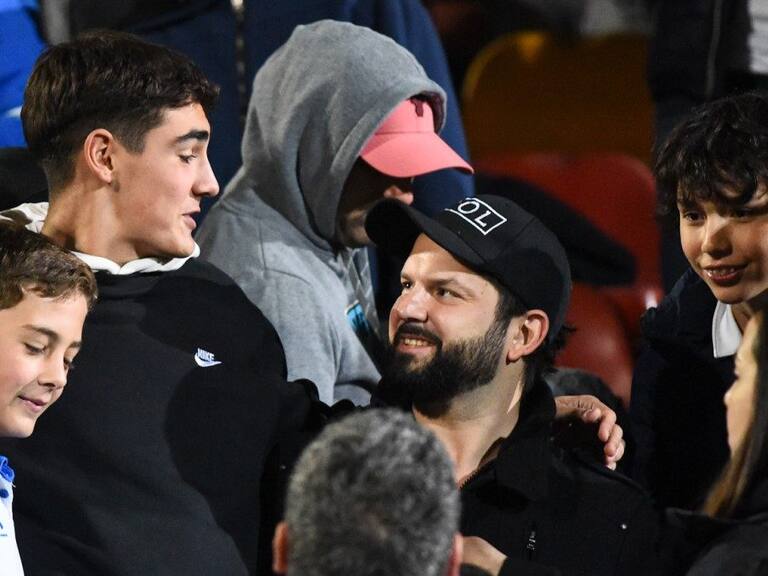 Masivo despliegue de carabineros: el operativo que permitió la visita del Presidente Boric al Santa Laura