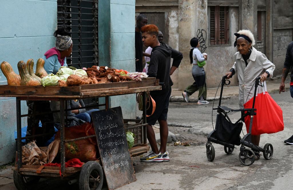 Una persona vende alimentos en un puesto en la calle de la ciudad de La Habana en Estados Unidos.