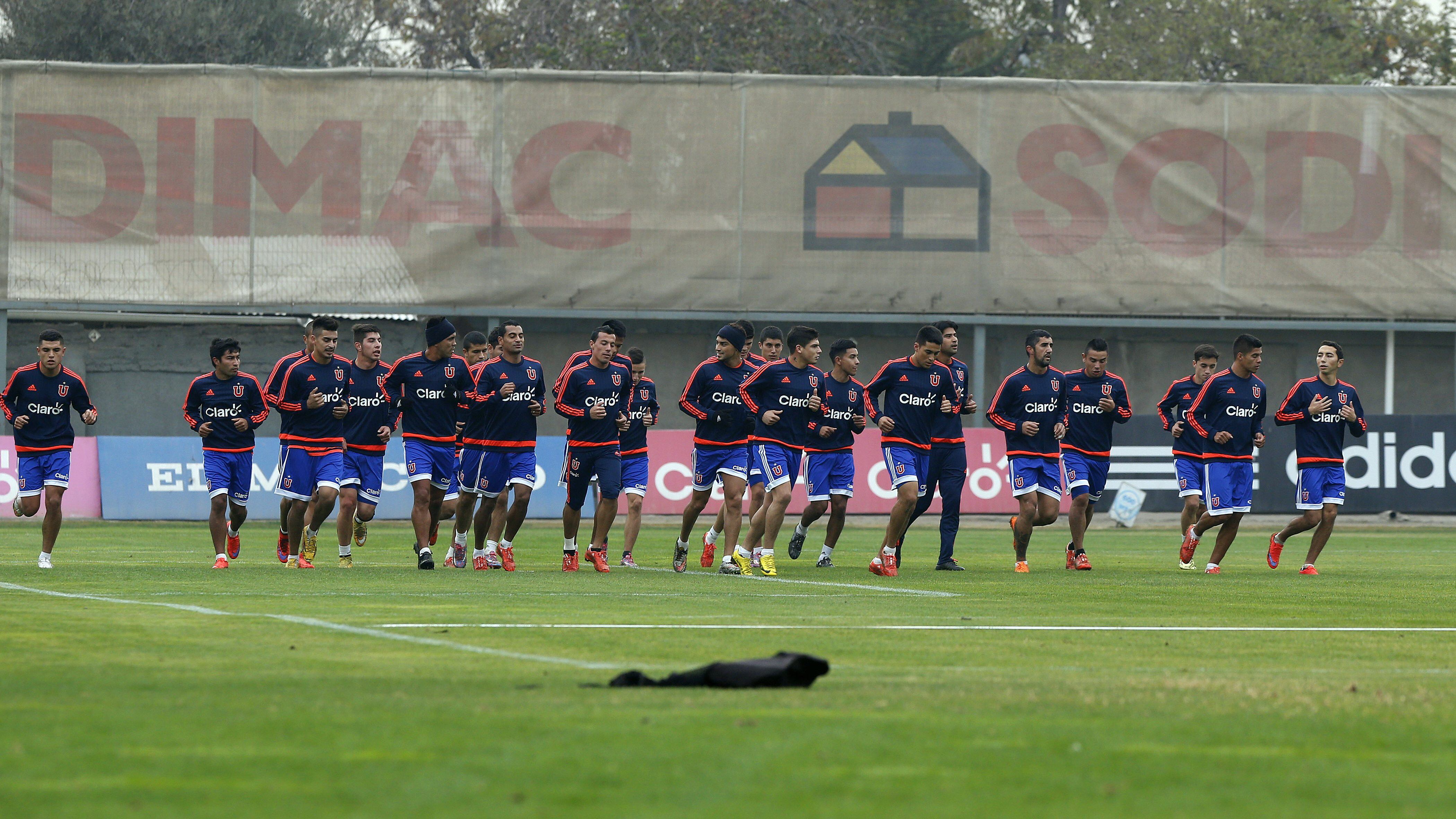 01 de JUNIO de 2015 / SANTIAGOPlantel de Universidad de Chile se reintegra a los entrenamientos durante esta mañana después de unas cortas vacaciones en el centro deportivo azul
Fotografia :Carlos Quezada /AgenciaUno
