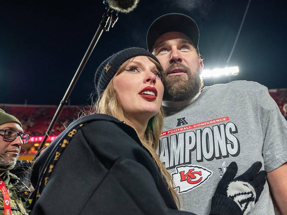 ¡Mostró el anillo! Taylor Swift y Travis Kelce anuncian su compromiso con románticas fotos en redes sociales