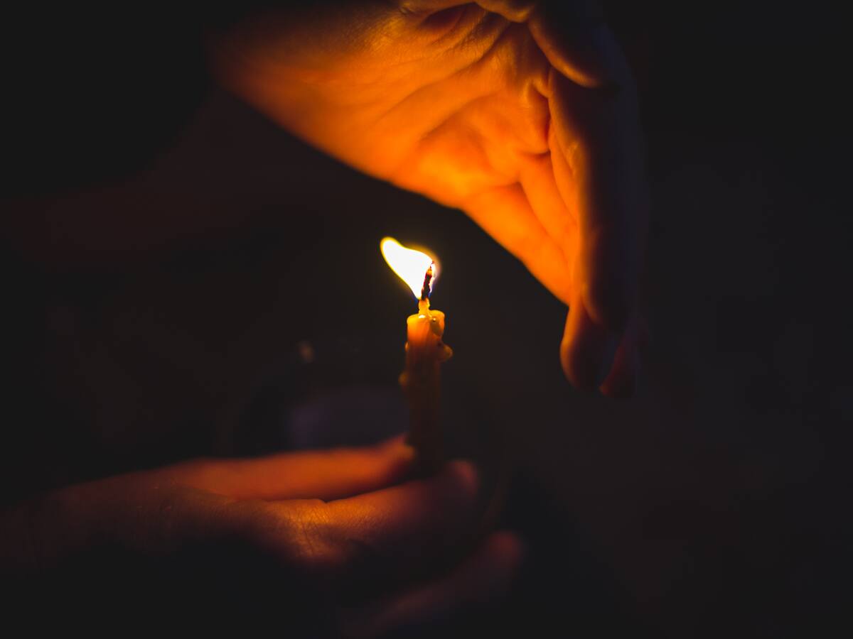 Anuncian cortes de luz en 12 comunas de Santiago para este martes: revisa los sectores y los horarios