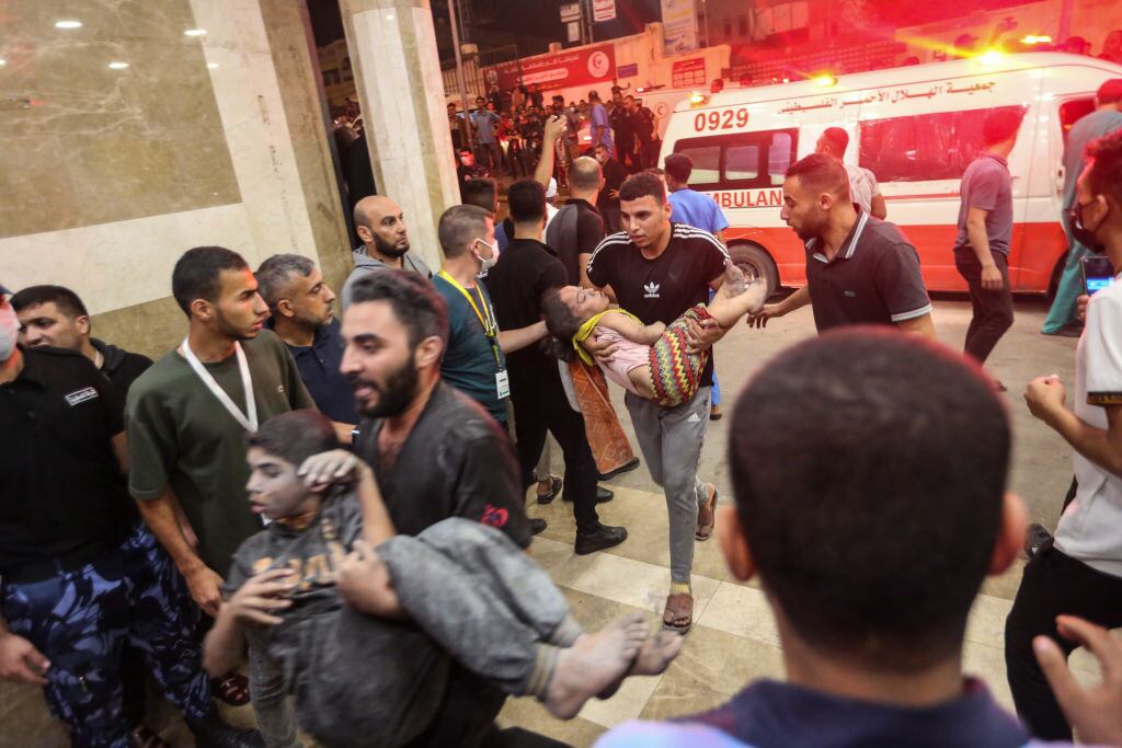 Imagen sensible: Trasladan a niños heridos en Gaza por bombardeo de Israel