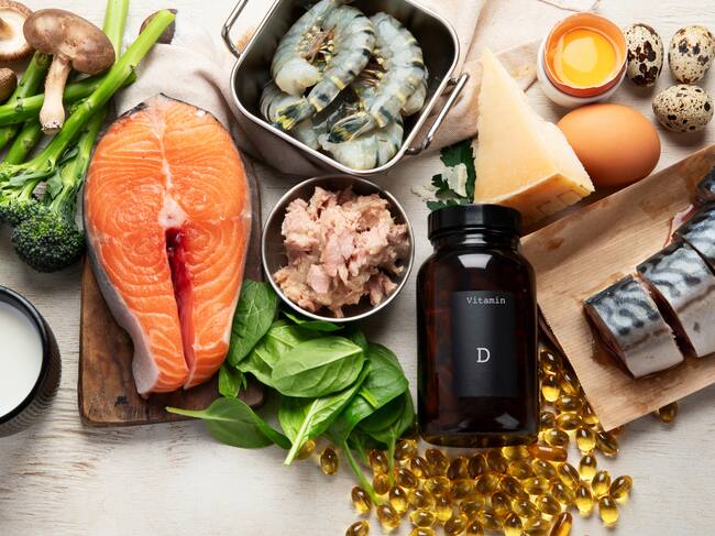 Esta es la vitamina que causa dolor de huesos y fatiga si la tienes baja, según especialistas de salud
