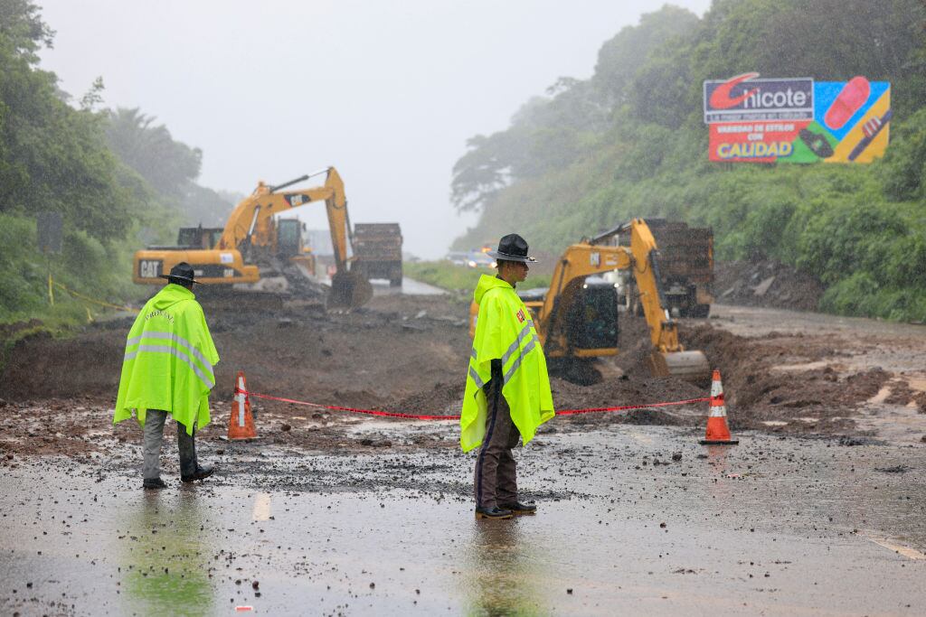 La temporada de lluvias en Guatemala lleva a una serie de arreglos en las rutas por la ruptura de carreteras.