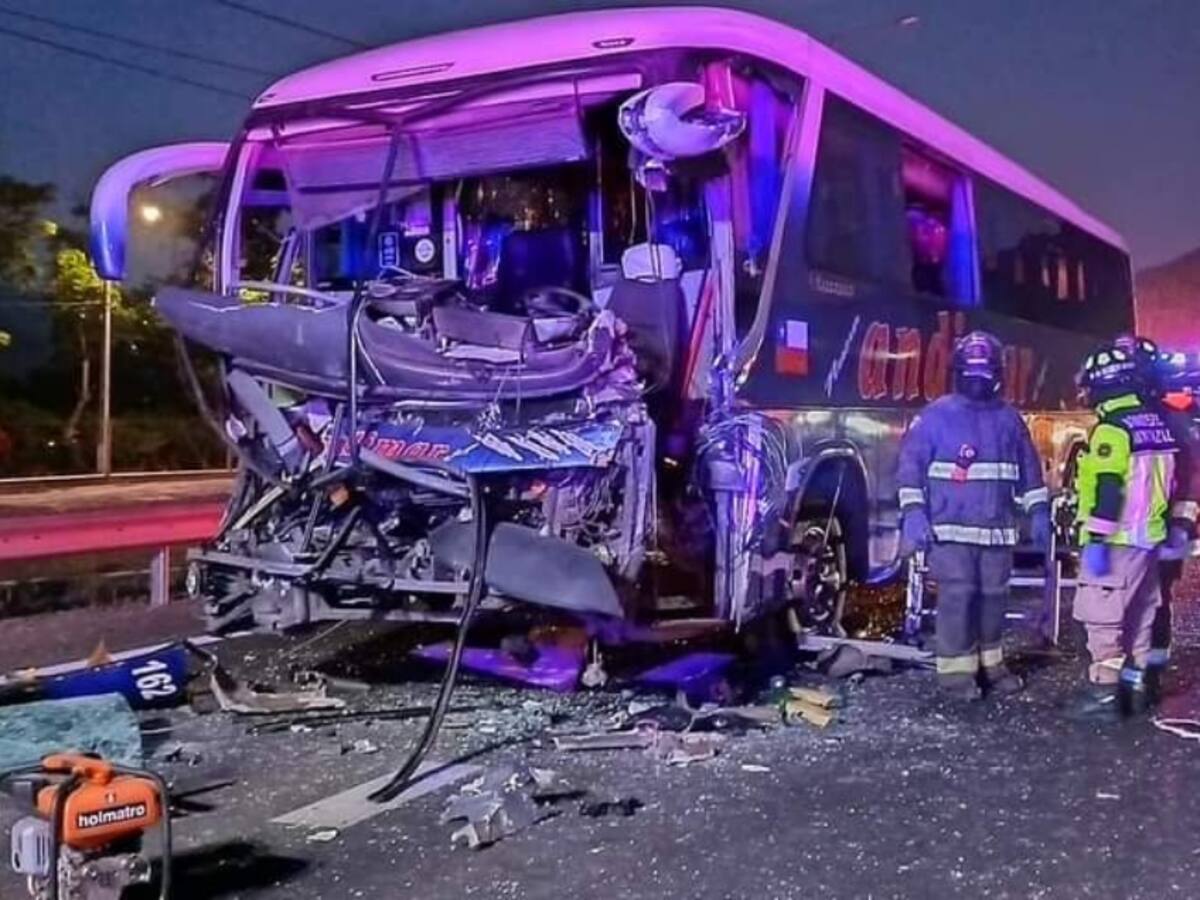 Bus protagonizó accidente de transito: chocó con un camión en la Ruta 5 Sur, cerca de San Francisco de Mostazal