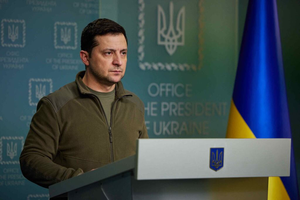 El presidente ucraniano Volodymyr Zelenski habla a los medios en Kiev