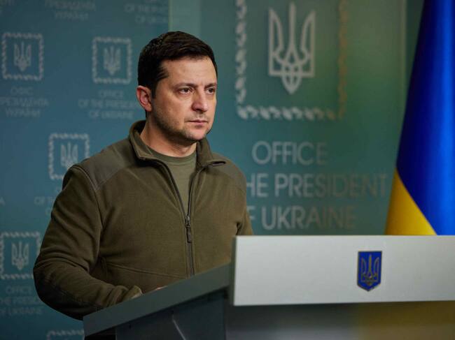 El presidente ucraniano Volodymyr Zelenski habla a los medios en Kiev