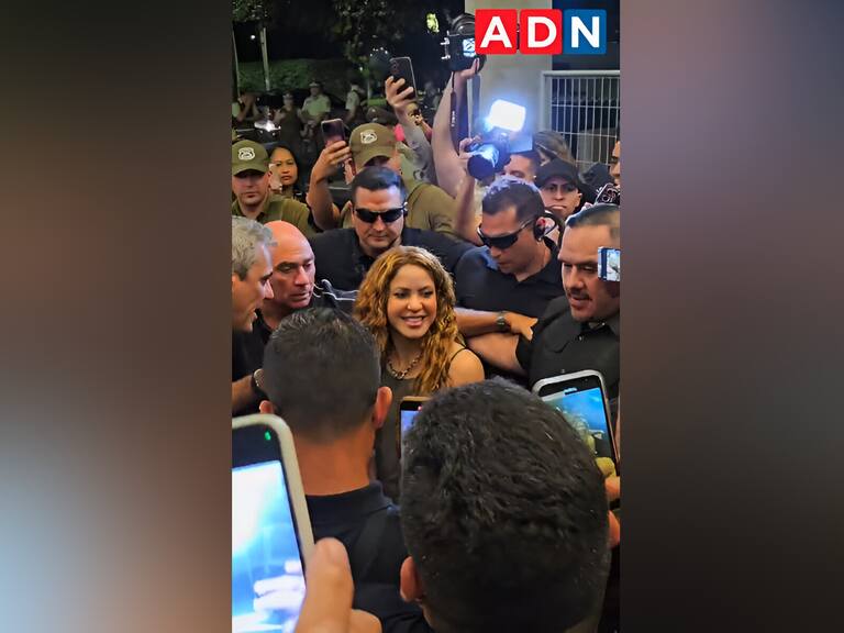 Tras la reprogramación de sus shows en Chile: Shakira sorprende a sus fans con mini concierto en las afueras de su hotel
