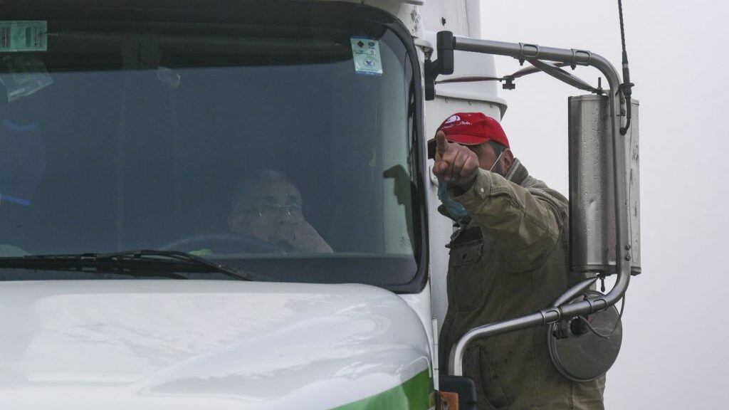 27 DE AGOSTO DE 2020 / VALPARAISOUn camionero que se mantiene en paro nacional en la Ruta 68, sector Lo Vasquez, discute con otro que pasaba por el sector mientras continuaba trabajando
FOTO: SANTIAGO MORALES / AGENCIAUNO