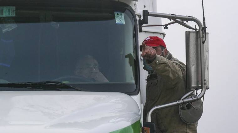 27 DE AGOSTO DE 2020 / VALPARAISOUn camionero que se mantiene en paro nacional en la Ruta 68, sector Lo Vasquez, discute con otro que pasaba por el sector mientras continuaba trabajando
FOTO: SANTIAGO MORALES / AGENCIAUNO