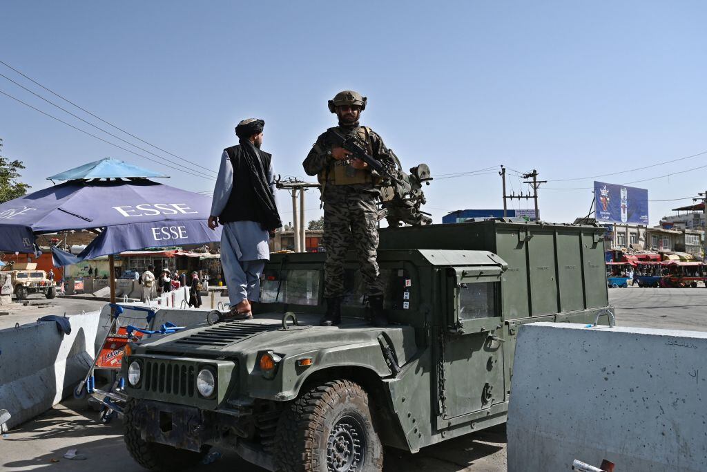 Milicianos talibanes vigilan los accesos al aeropuerto internacional de Kabul