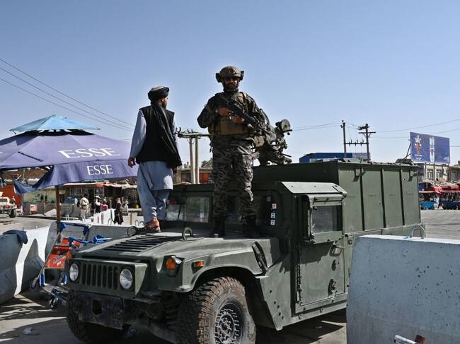 Milicianos talibanes vigilan los accesos al aeropuerto internacional de Kabul