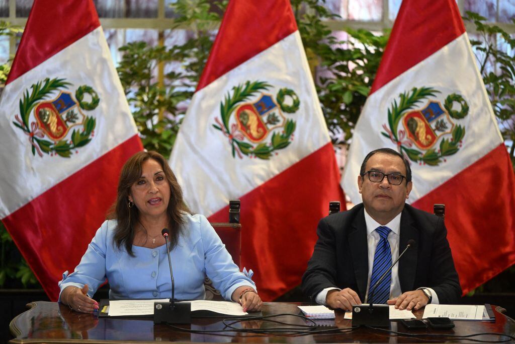 La presidente interina del Perú, Dina Boluarte, habla ante la prensa en Lima