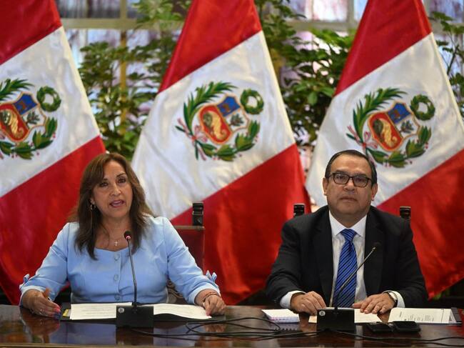 La presidente interina del Perú, Dina Boluarte, habla ante la prensa en Lima