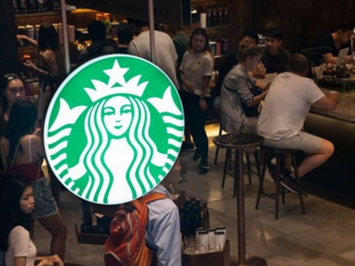 Starbucks eliminará las bombillas de plástico