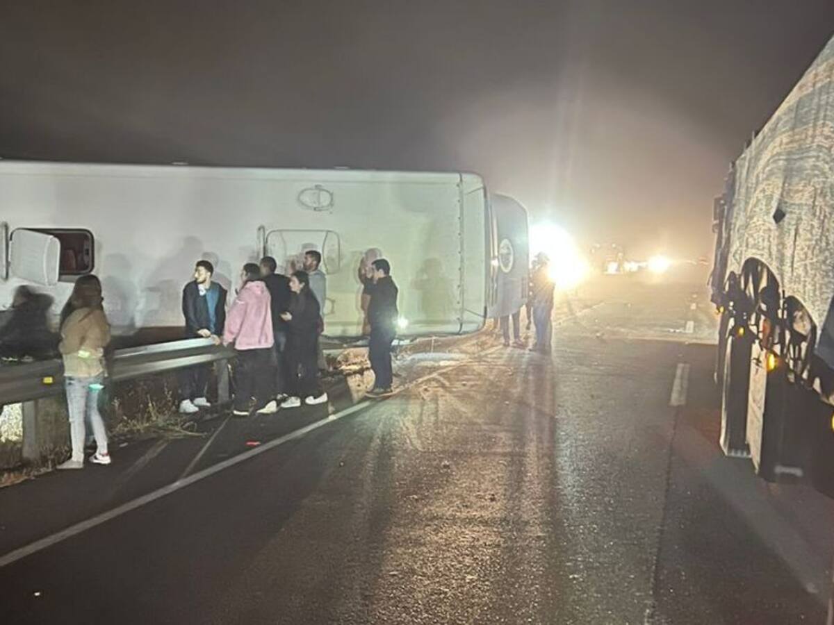 Un muerto y más de una veintena de heridos deja volcamiento de bus en Villa Alegre