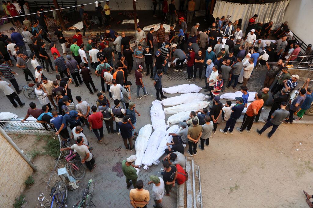 Decenas de cuerpos son sacados sin vida en una escuela usada como refugio de personas desplazadas en la Franja de Gaza, tras bombardeo de Israel.