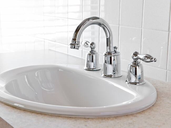 Este es el truco casero con el que puedes eliminar el sarro de las llaves de la cocina y baño