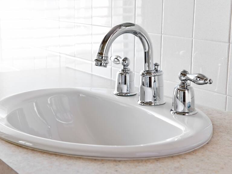 Este es el truco casero con el que puedes eliminar el sarro de las llaves de la cocina y baño