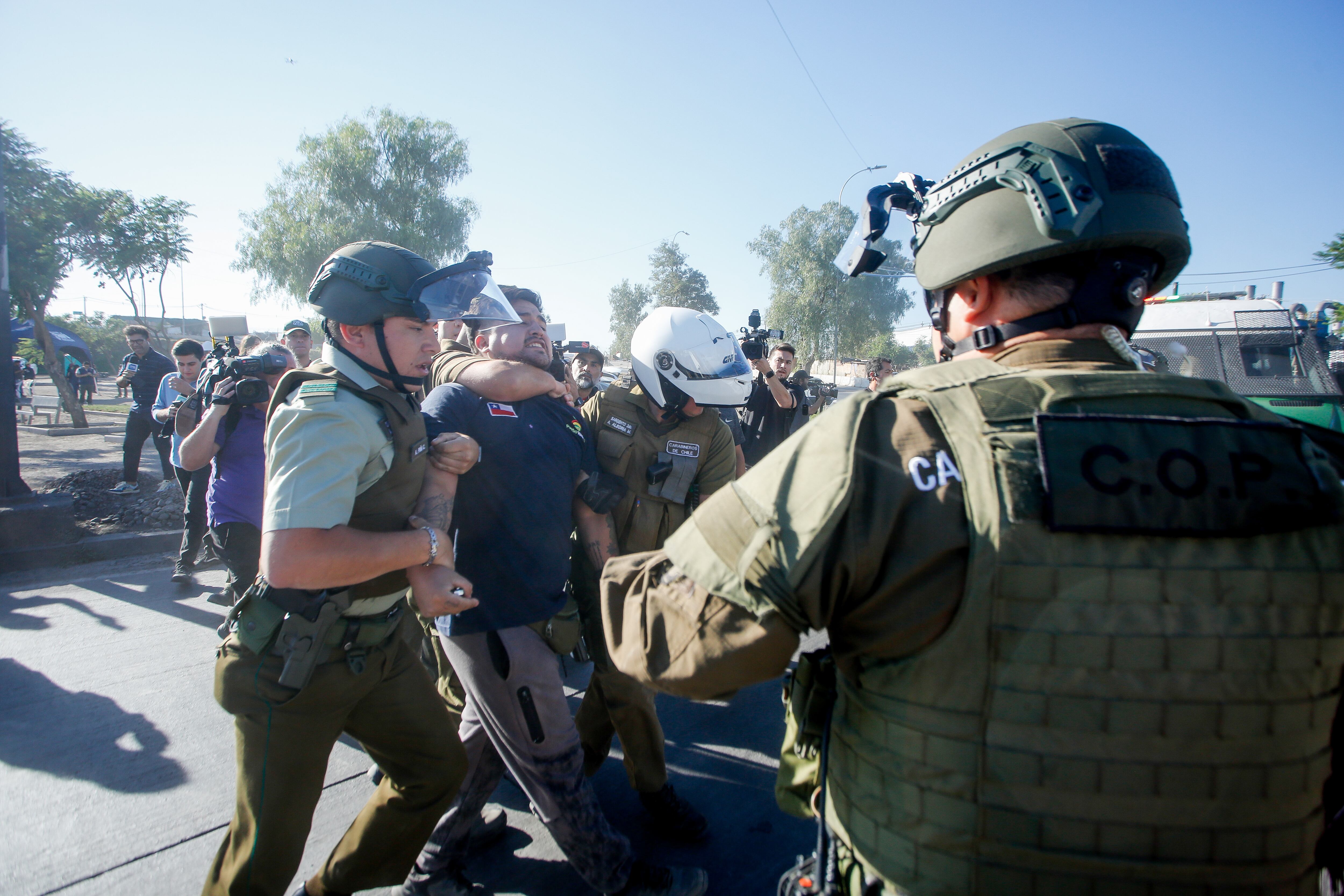 16 de febrero de 2026/MAIPÚUn hombre es detenido por carabineros, luego de que increpara al alcalde de Maipú, durante el nuevo desalojo y demolición de un sector de la toma Santa Marta.
FOTO: HANS SCOTT/AGENCIAUNO