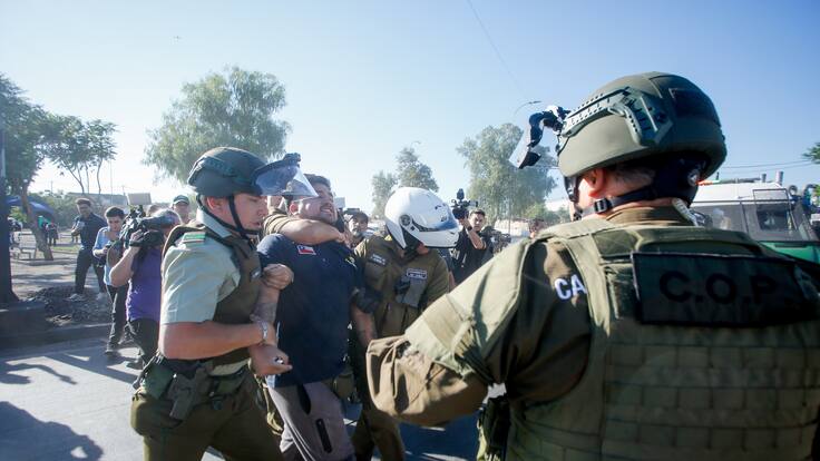 Intentan agredir a alcalde Vodanovic durante desalojo del campamento Santa Marta en Maipú