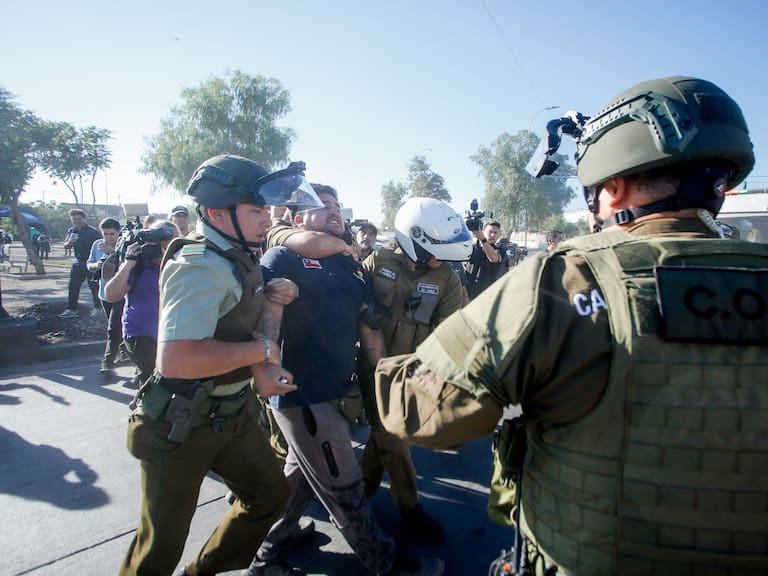 16 de febrero de 2026/MAIPÚ
Un hombre es detenido por carabineros, luego de que increpara al alcalde de Maipú, durante el nuevo desalojo y demolición de un sector de la toma Santa Marta.
FOTO: HANS SCOTT/AGENCIAUNO