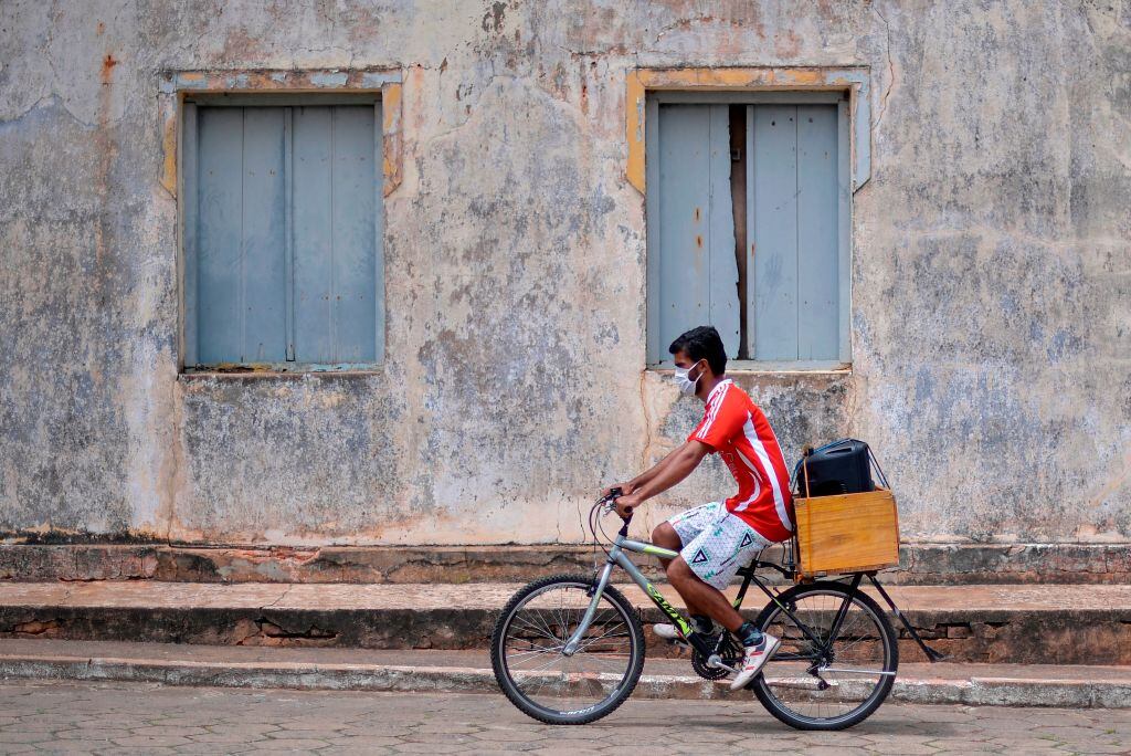 Joven brasilero con mascarilla en la ciudad de Cedro do Abaete