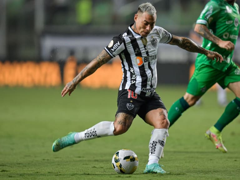 Eduardo Vargas anotó su primer gol en el Brasileirao 2022, pero no alcanzó para la victoria del Atlético Mineiro