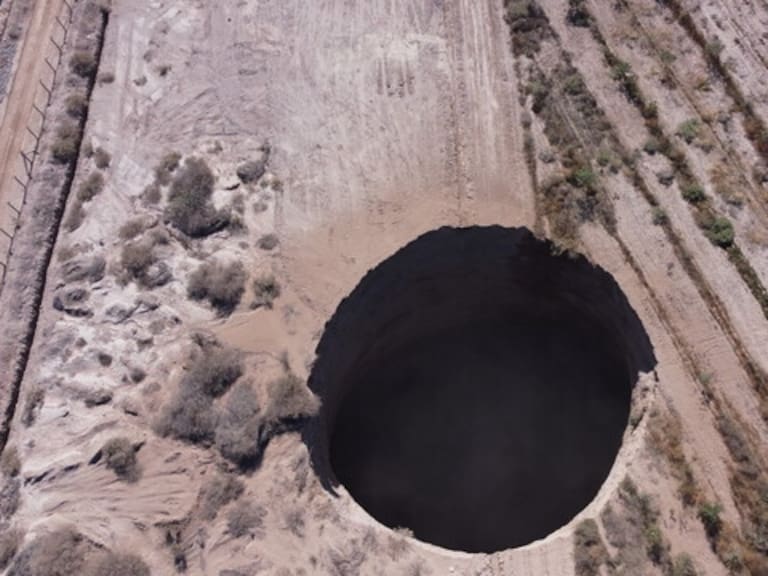 Enorme socavón en terreno minero sorprende a Tierra Amarilla