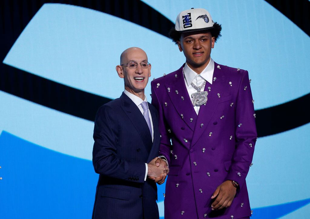Adam Silver y Paolo Banchero.