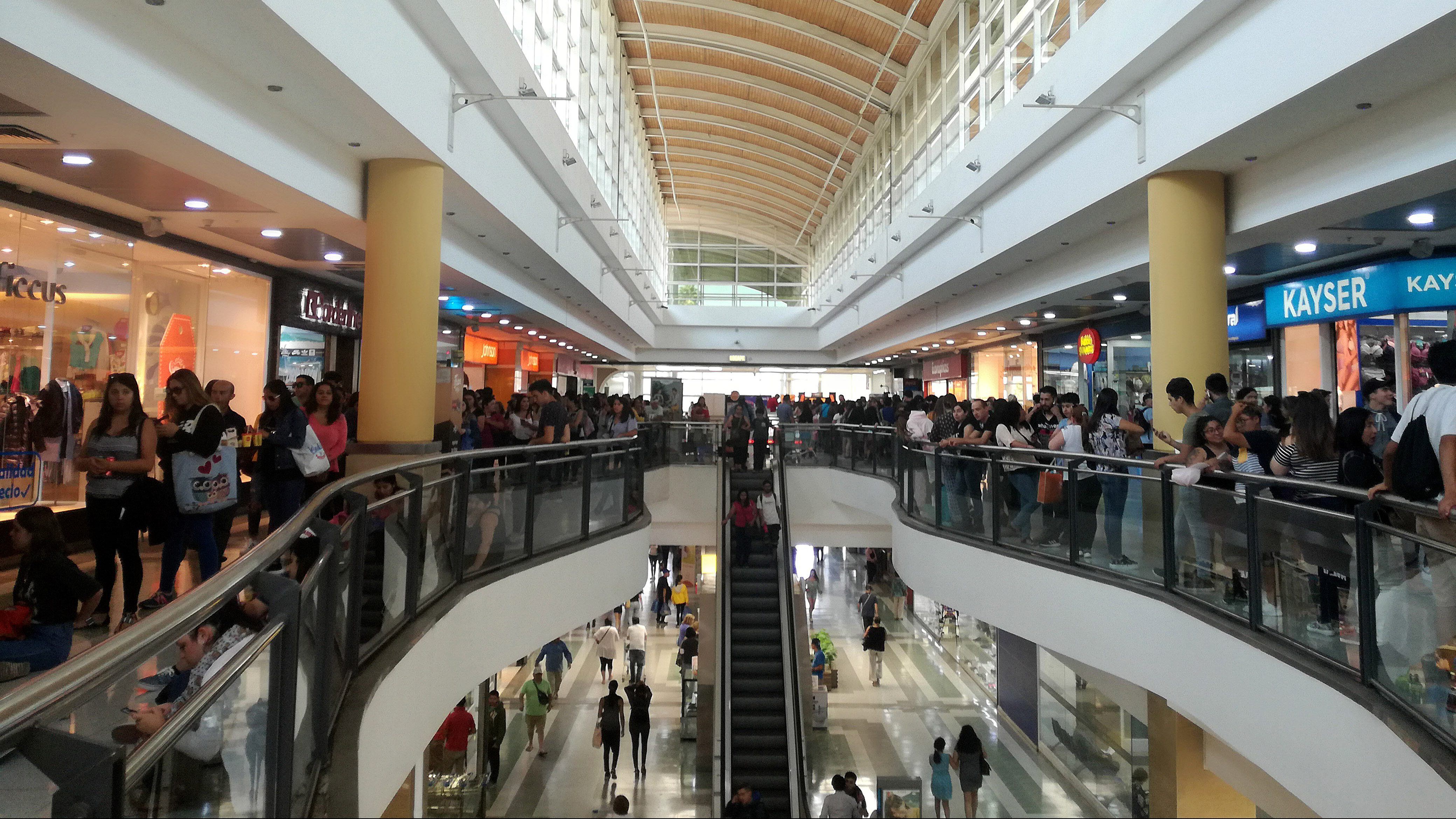 30 DE ENERO DE 2019/VIÑA DEL MARCientos de personas hacen fila en el Mall Marina Arauco para adquirir entradas para el Festival de Viña 2019.
FOTO: ALEX FERNANDEZ/AGENCIAUNO