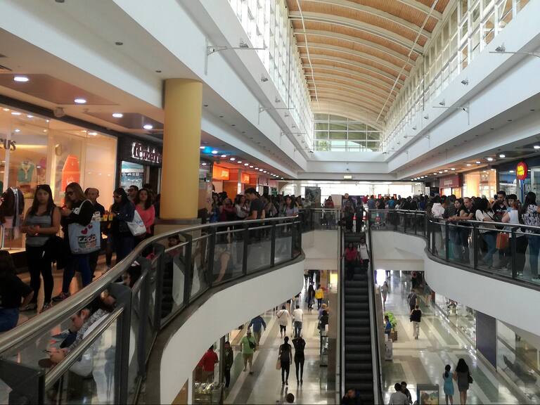 30 DE ENERO DE 2019/VIÑA DEL MARCientos de personas hacen fila en el Mall Marina Arauco para adquirir entradas para el Festival de Viña 2019.
FOTO: ALEX FERNANDEZ/AGENCIAUNO