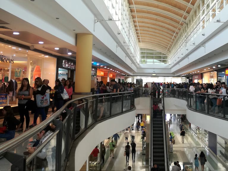30 DE ENERO DE 2019/VIÑA DEL MARCientos de personas hacen fila en el Mall Marina Arauco para adquirir entradas para el Festival de Viña 2019.
FOTO: ALEX FERNANDEZ/AGENCIAUNO