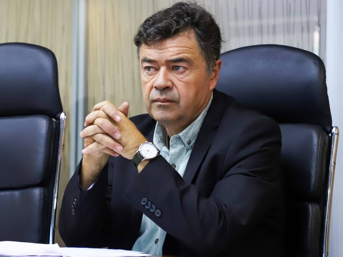 Exigen salida de ministro de Agricultura por tildar de “llorones” a alcaldes de comunas rurales tras crimen de matrimonio en Graneros