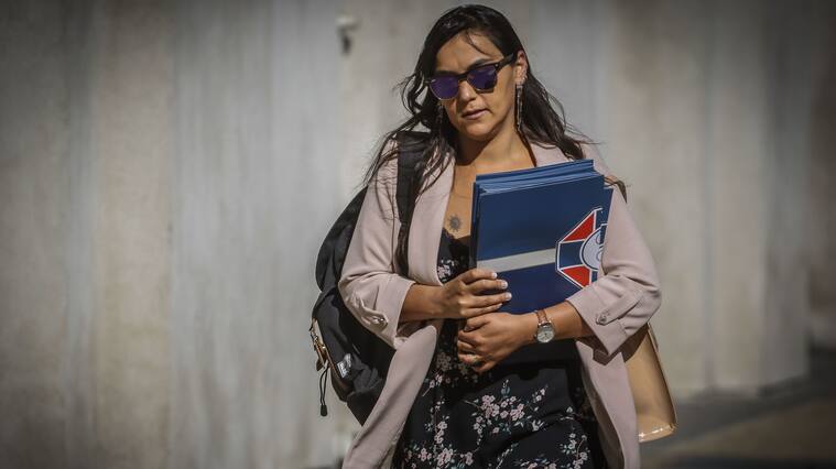 24 de marzo del 2020/SANTIAGOLa presidenta del Colegio Medico, Izkia Siches, llega al Palacio de La Moneda, para reunirse con diversas autoridades, en la mesa social Covid 19, que la encabezara el ministro del Interior.
FOTO: SEBASTIAN BELTRAN GAETE/AGENCIAUNO