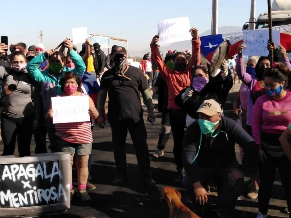 Vecinos de campamento en Cerro Navia protestaron por la falta de ayuda municipal