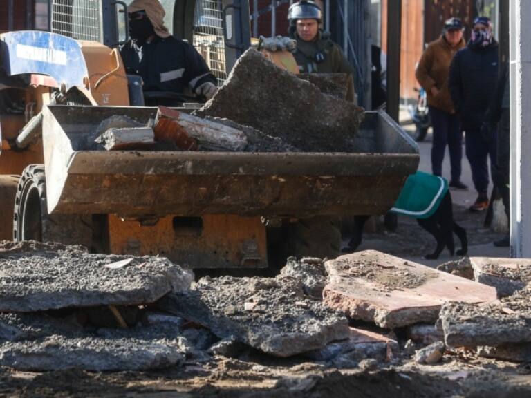 «Hacían asados, tomaban tragos y consumían drogas»: alcalde de La Granja detalla demolición de mausoleo que generó manifestaciones