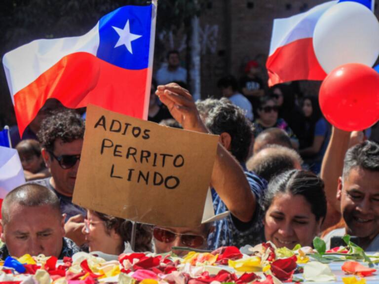 Despedida multitudinaria: familia, rostros de televisión y una gran masa de gente llega al cementerio a despedir a Miguel “Negro” Piñera