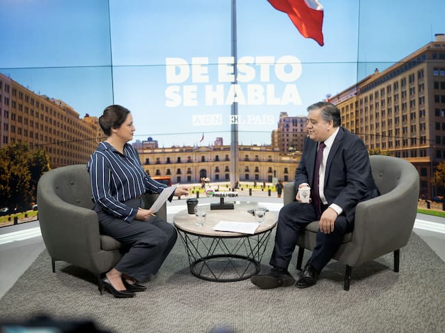 Rocío Montes (El País), David Bravo (Director Centro UC de Encuestas y Estudios Longitudinales)