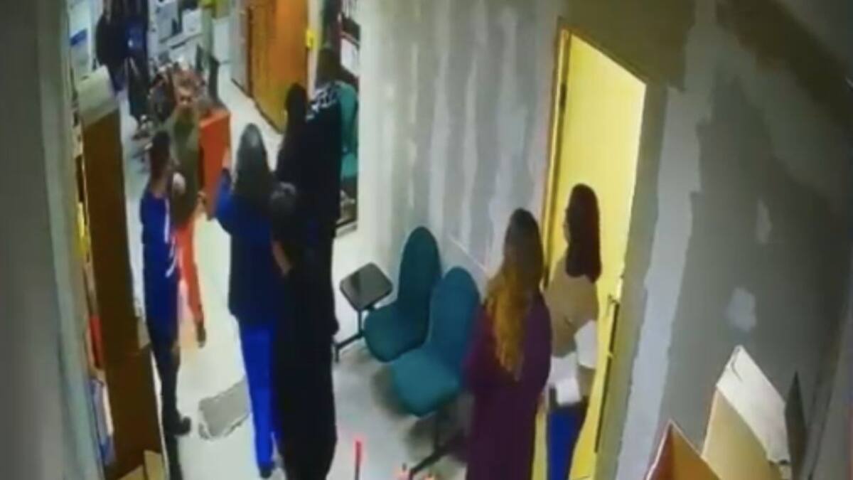Fue despedido y al día siguiente regresó con un fierro: exfuncionario queda detenido tras violento ataque