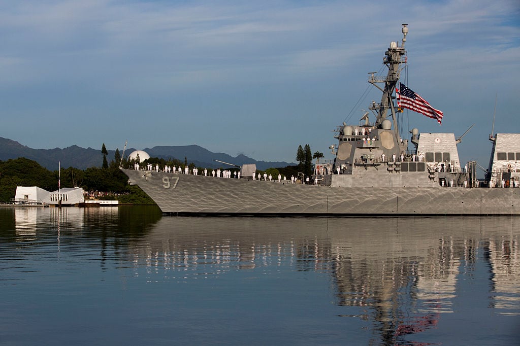 El destructor USS Halsey de la Armada de Estados Unidos durante una visita en homenaje a Pearl Harbor.