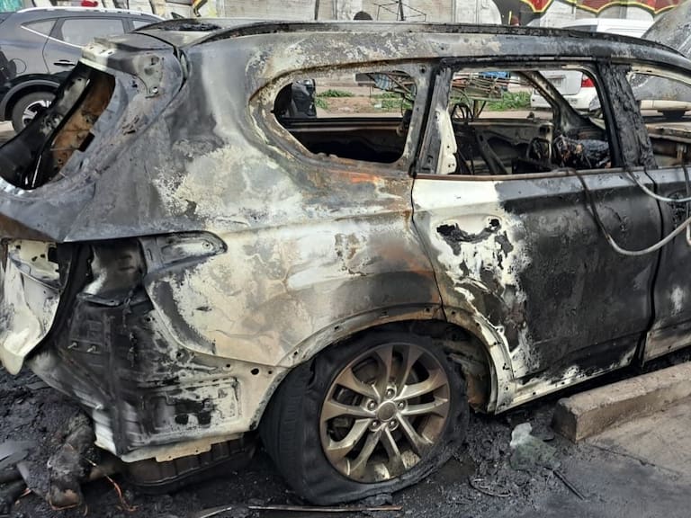 Queman automóvil con artefacto incendiario en las cercanías de domicilio del Presidente Boric