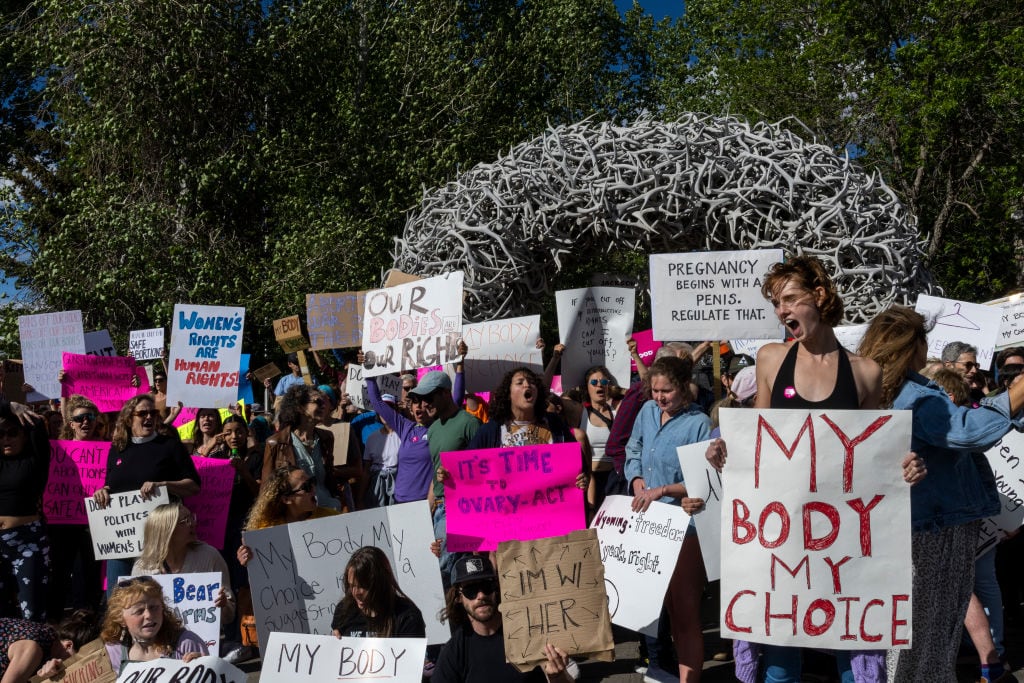 Mujeres protestan por sus derechos reproductivos en Wyoming